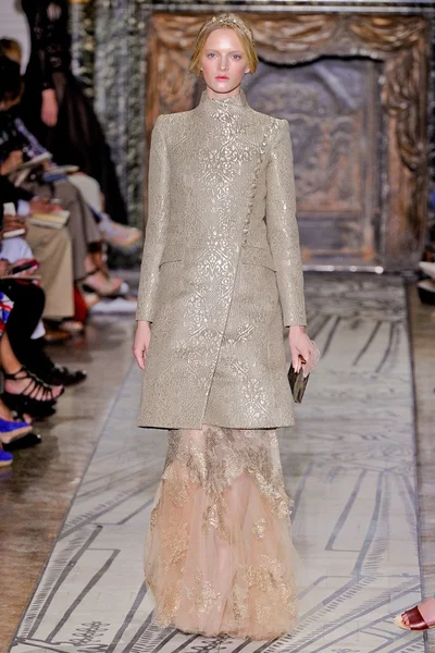 Look 10